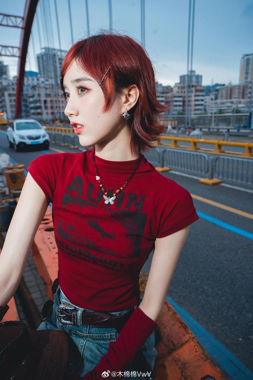 木绵绵owo天火cos作品：洛天依换衣服实验