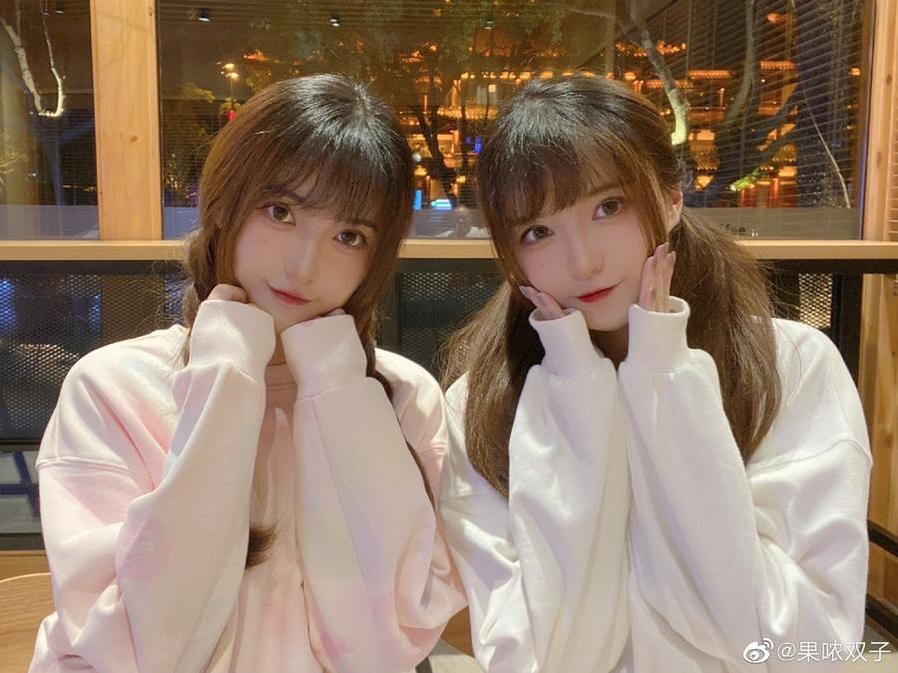 经典果哝双子素颜照片回顾，展现时尚美感。