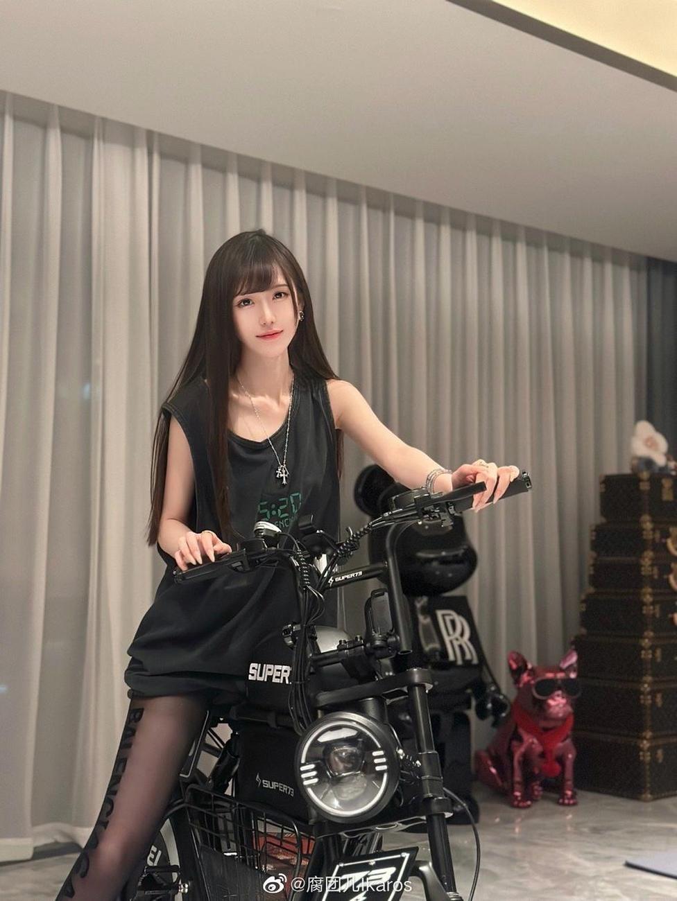 无法抵挡腐团儿lkaros这个cos作品的魅力，一定要加入我的分享列表