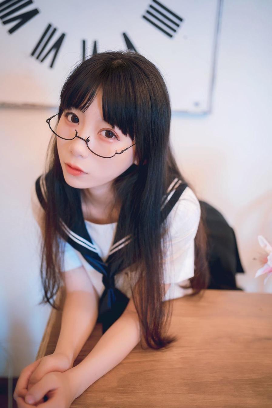 带上usejan蓝蓝白衣竞泳，来一场泳池美图的大秀