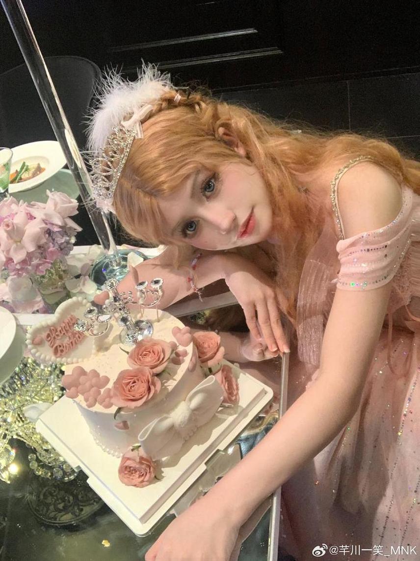 真人cos芊川一笑修女与神父，享受美图套装盛宴