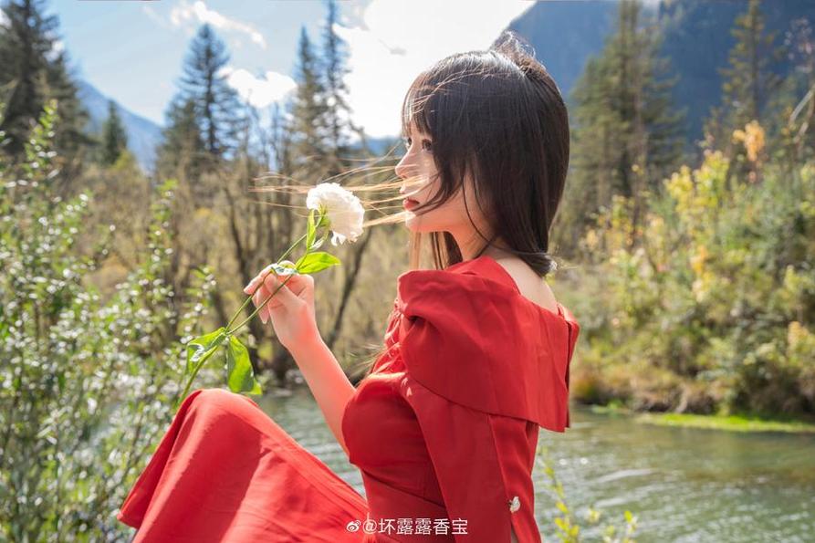 踏入香草喵露露粉色室内，原图品质极佳，像是cos作品中走出来的一般真实。